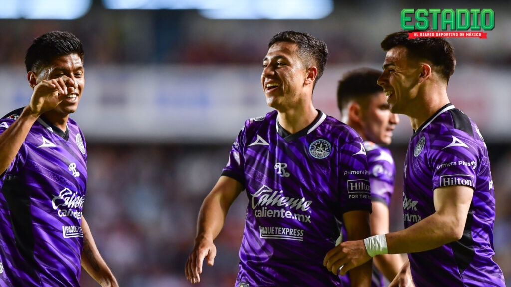 Jugadores de Mazatlán festejan un gol contra Querétaro | MEXSPORT