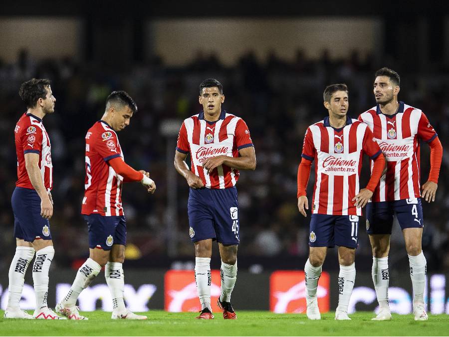 Martínez junto a otros jugadores del Primer Equipo de las Chivas l MEXSPORT