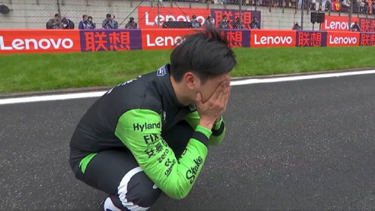 El momento exacto donde Zhou llora en el GP de China | Captura de pantalla: X@FOXSportsMX