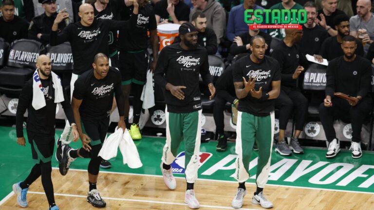 Jugadores de Boston Celtics festejan la victoria sobre el Heat