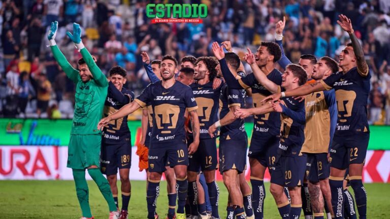 Toto Salvio y los otros jugadores de Pumas festejan frente a la afición